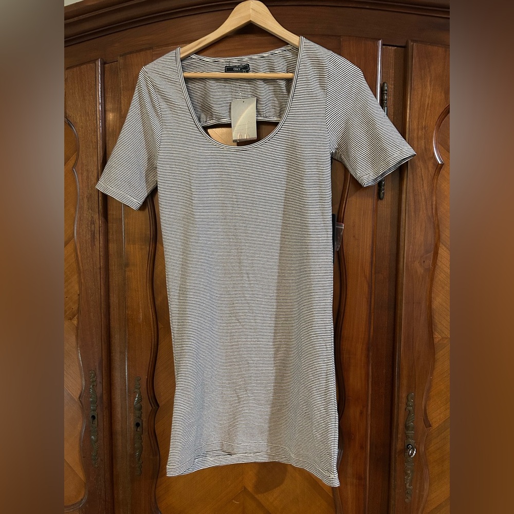 Obey Black & Cream  Striped Scoop Neck Size Medium # 1029